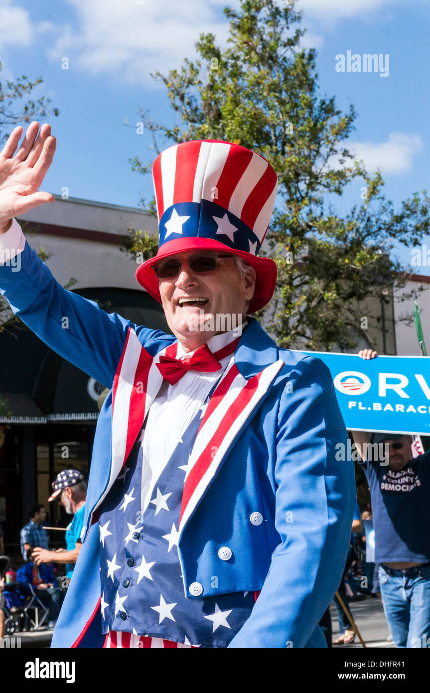 Uncle Sam mit Weste und Hut an der University of Florida 2013 Homecoming  Parade marschieren. Gainesville, Florida, USA Stockfotografie - Alamy