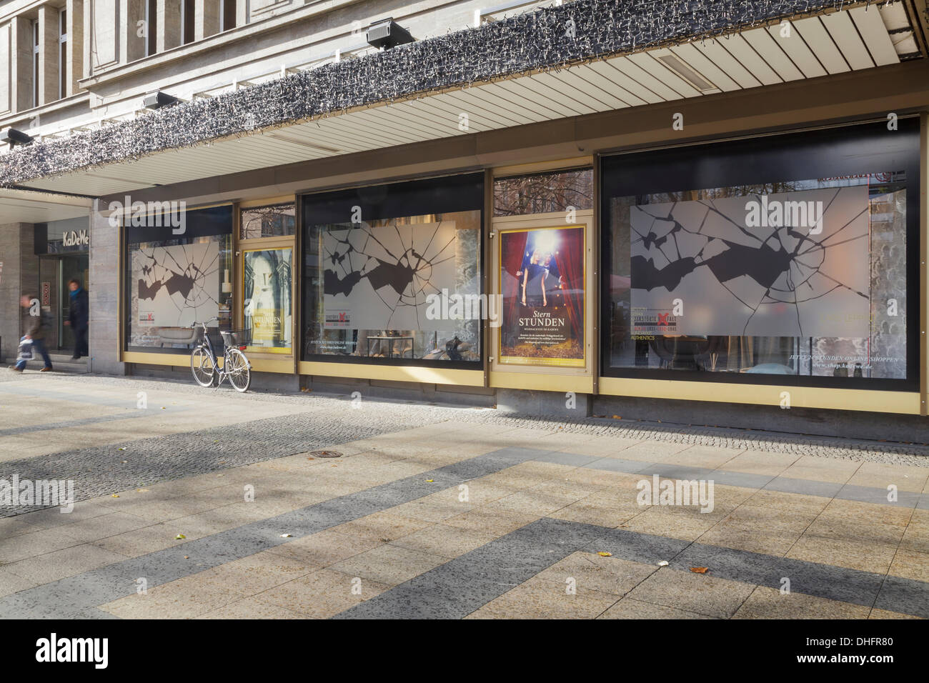 Kristallnacht, Berlin 9. November 2013. Rund 100 Läden in Berlin Anzeige auf den 75. Jahrestag der Reichspogromnacht (oder in der Nacht von zerbrochenen Fensterscheiben), eine Nacht voller Gewalt gegen Juden und deren Eigentum Fensteraufkleber mit Glasscherben. Hier zeigt eines der führenden Geschäfte Berlins KaDeWe, die Aufkleber. Bildnachweis: Julie g Woodhouse/Alamy Live-Nachrichten Stockfoto