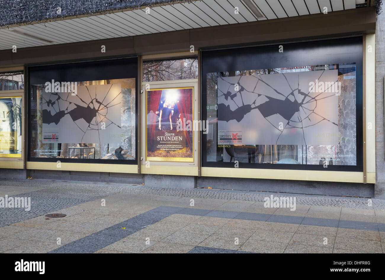 Kristallnacht, Berlin 9. November 2013. Rund 100 Läden in Berlin Anzeige auf den 75. Jahrestag der Reichspogromnacht (oder in der Nacht von zerbrochenen Fensterscheiben), eine Nacht voller Gewalt gegen Juden und deren Eigentum Fensteraufkleber mit Glasscherben. Hier zeigt eines der führenden Geschäfte Berlins KaDeWe, die Aufkleber. Bildnachweis: Julie g Woodhouse/Alamy Live-Nachrichten Stockfoto