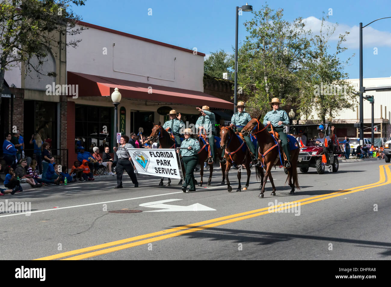 Vier Reiter Pferd montiert Florida Park Service Offiziere an der University of Florida 2013 Homecoming Parade Reiten. USA Stockfoto