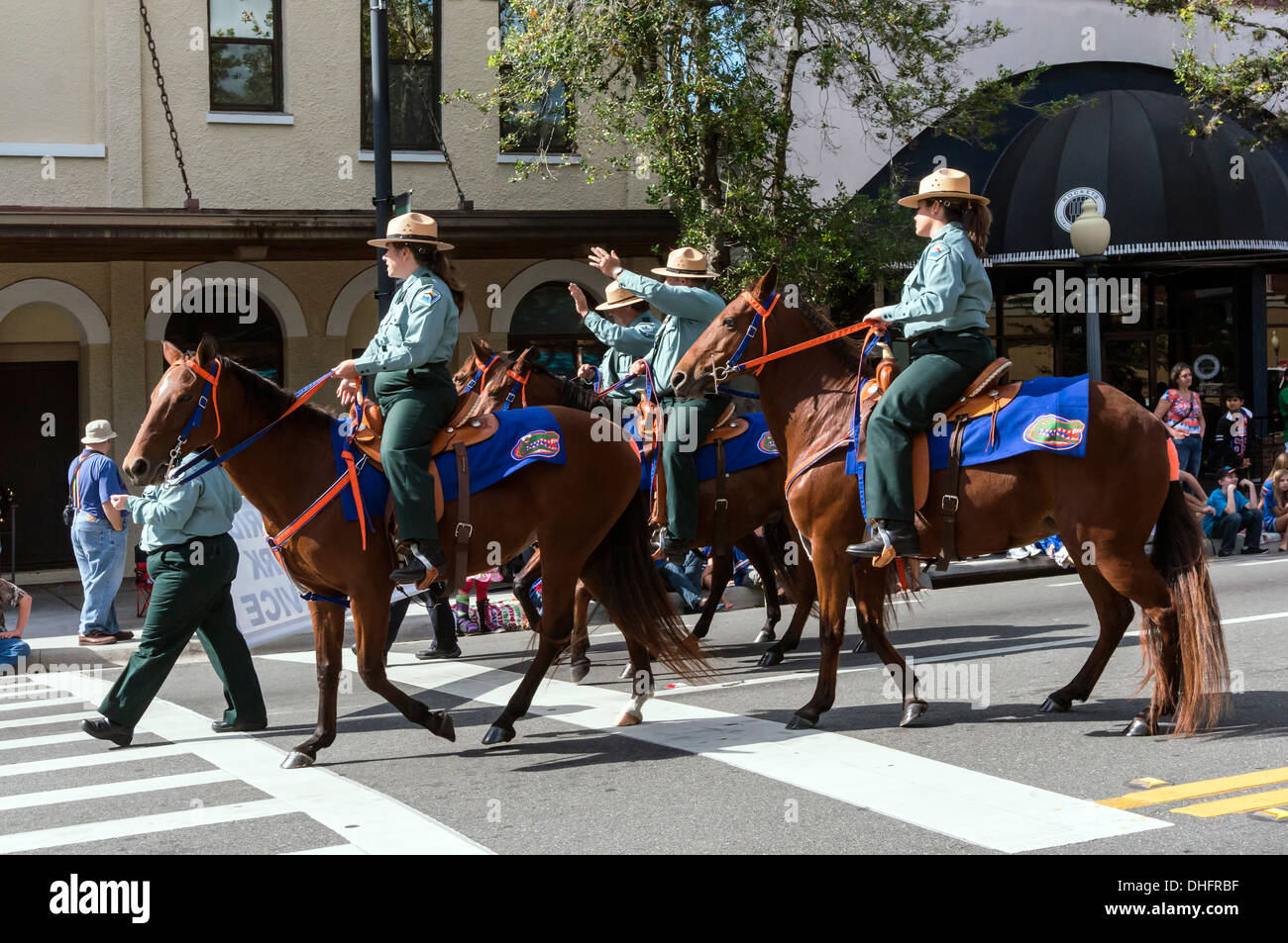 Vier Reiter Pferd montiert Florida Park Service Offiziere an der University of Florida 2013 Homecoming Parade Reiten. USA Stockfoto