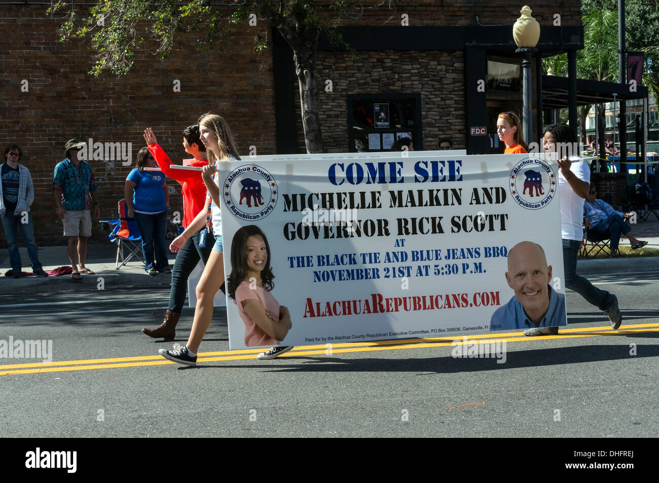 Alachua Young Republicans tragen Banner bekanntgebende schwarze Krawatte und blaue Jeans BBQ mit Michelle Malkin und Gouverneur Rick Scott. Stockfoto