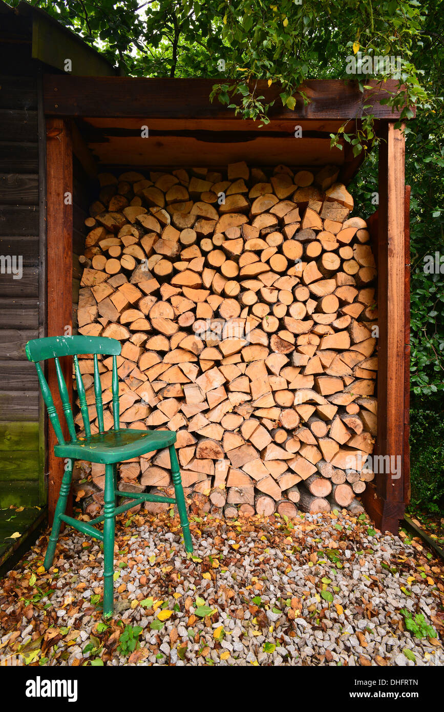 Holzstuhl und Holzstapel Stockfoto