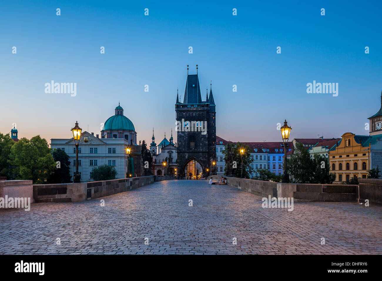 Turm der Karlsbrücke in Prag, Tschechien bei Sonnenaufgang Stockfoto