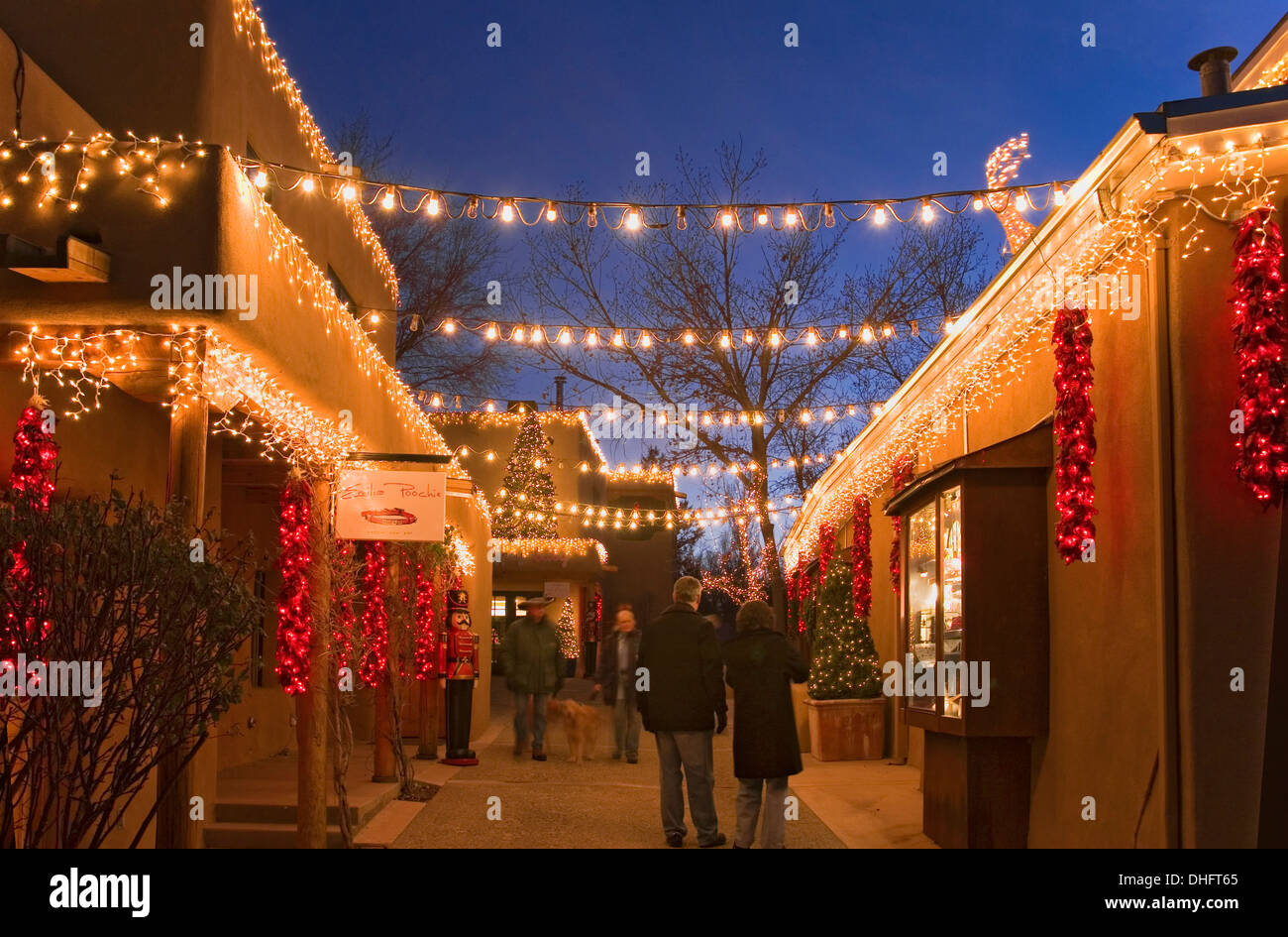 Kinderwagen und Weihnachtsbeleuchtung whrend "Farolito Walk"  (Heiligabend), Gypsy Alley, vom Canyon Road, Santa Fe, New Mexico USA  Stockfotografie - Alamy
