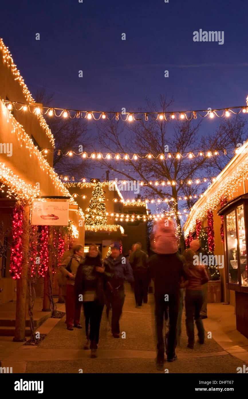 Kinderwagen und Weihnachtsbeleuchtung whrend "Farolito Walk"  (Heiligabend), Gypsy Alley, vom Canyon Road, Santa Fe, New Mexico USA  Stockfotografie - Alamy