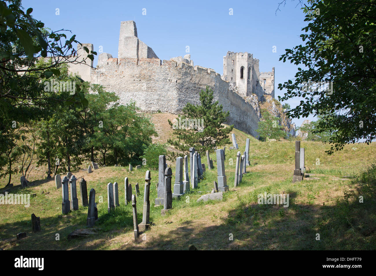 Beckov - Alter jüdischer Friedhof unter der Burgruine Stockfoto