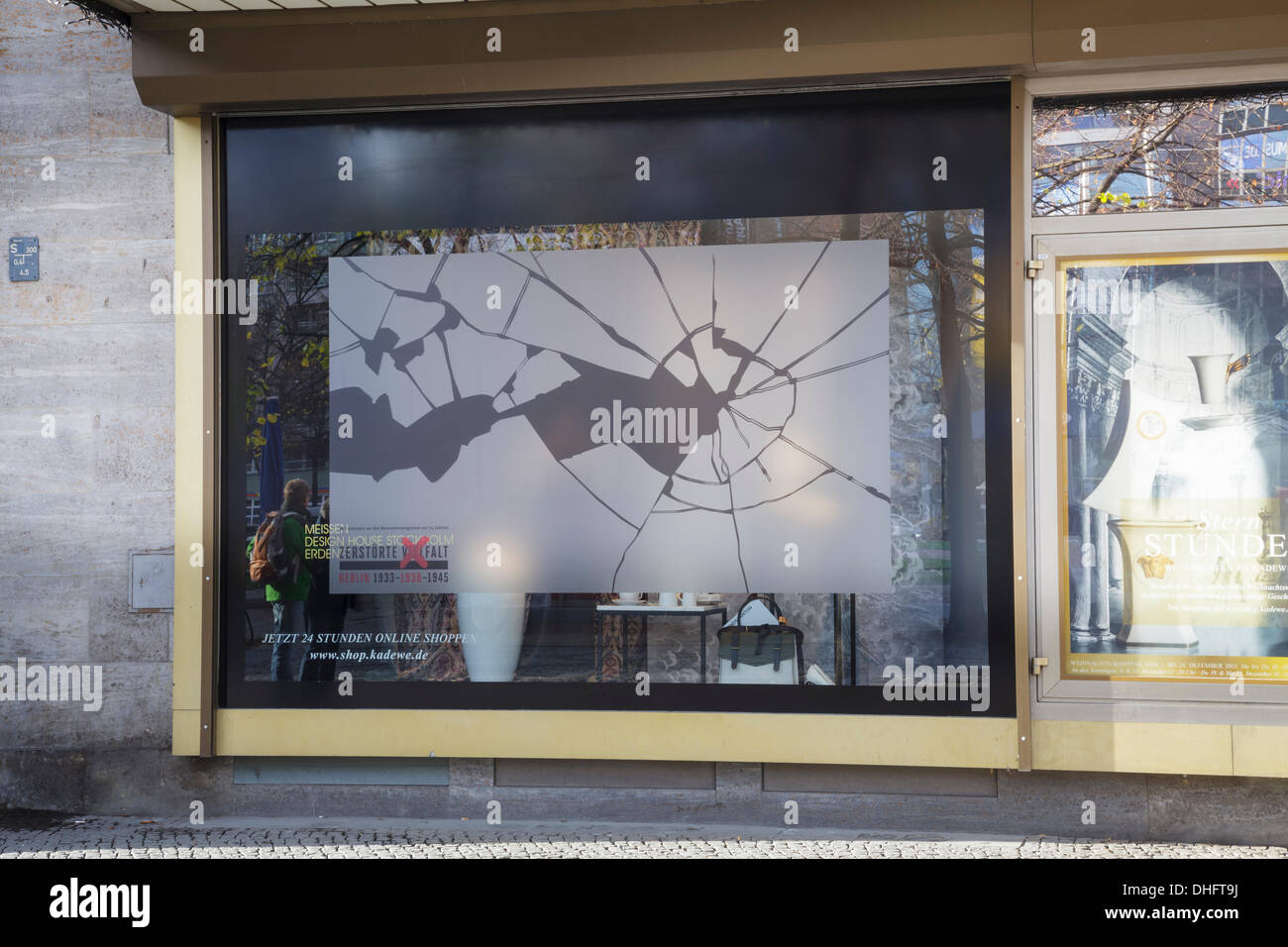 Kristallnacht, Berlin 9. November 2013. Rund 100 Läden in Berlin Anzeige auf den 75. Jahrestag der Reichspogromnacht (oder in der Nacht von zerbrochenen Fensterscheiben), eine Nacht voller Gewalt gegen Juden und deren Eigentum Fensteraufkleber mit Glasscherben. Hier zeigt eines der führenden Geschäfte Berlins KaDeWe, die Aufkleber.  Bildnachweis: Julie g Woodhouse/Alamy Live-Nachrichten Stockfoto