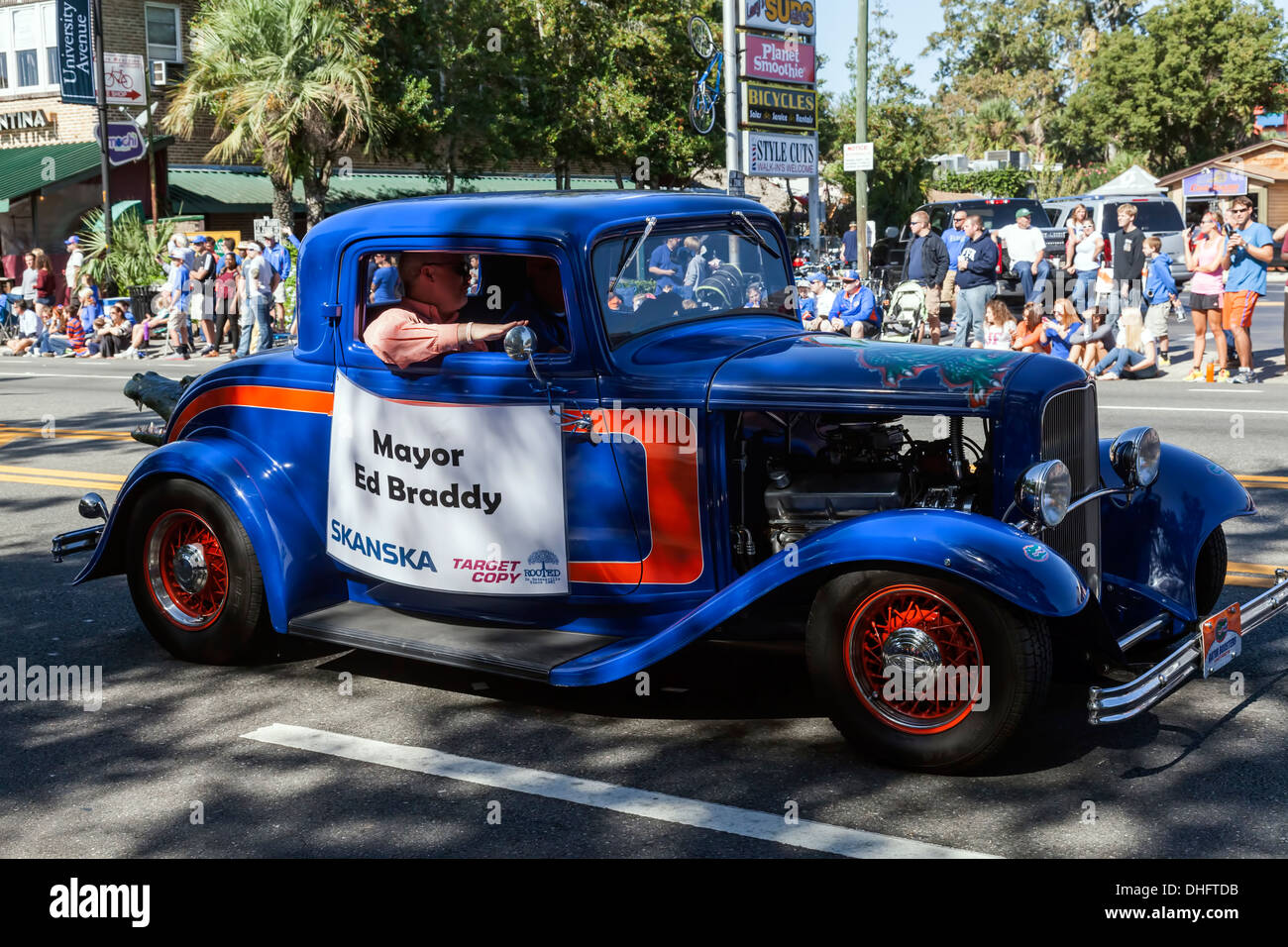 Gainesville Bürgermeister Ed Braddy Fahrten in kundenspezifische orangenen und blauen Hotrod an Universität von Florida 2013 Homecoming Parade. USA Stockfoto