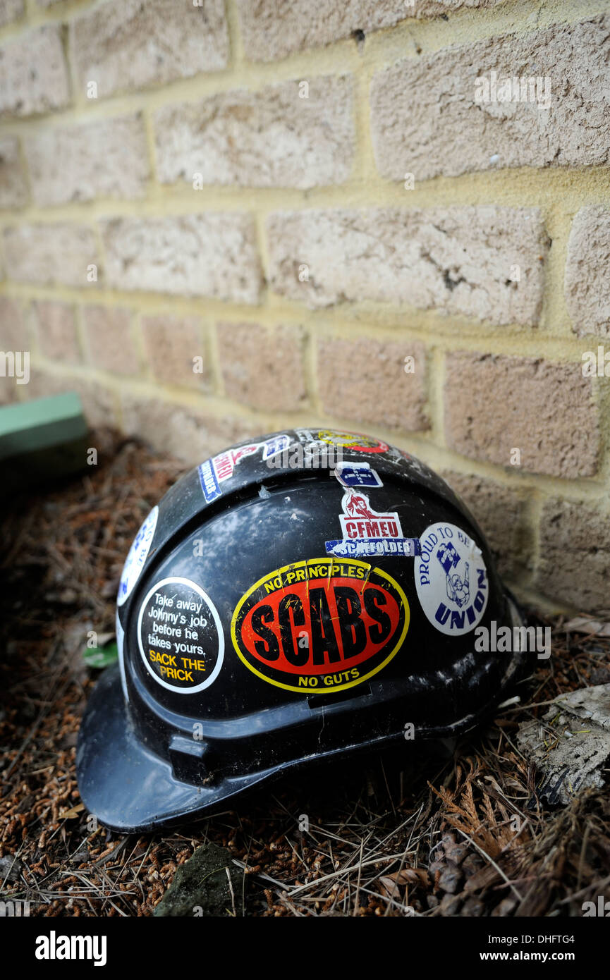 Bauarbeiter Helm in pro-Union Aufkleber abgedeckt. Stockfoto