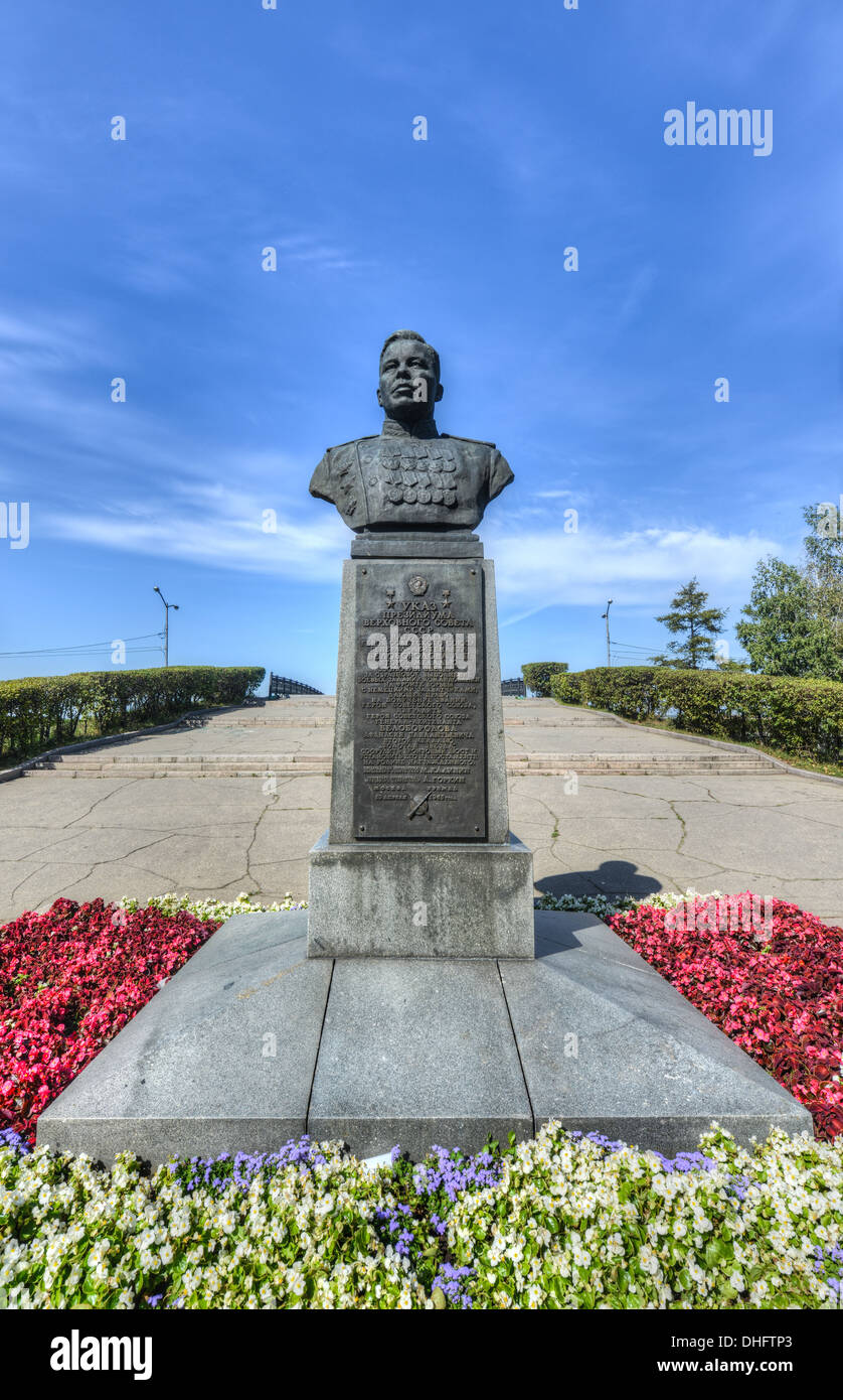 Denkmal für Afanasii Pavlantevich Beloborodow - Armeegeneral, zweimal Held der Sowjetunion. Stockfoto