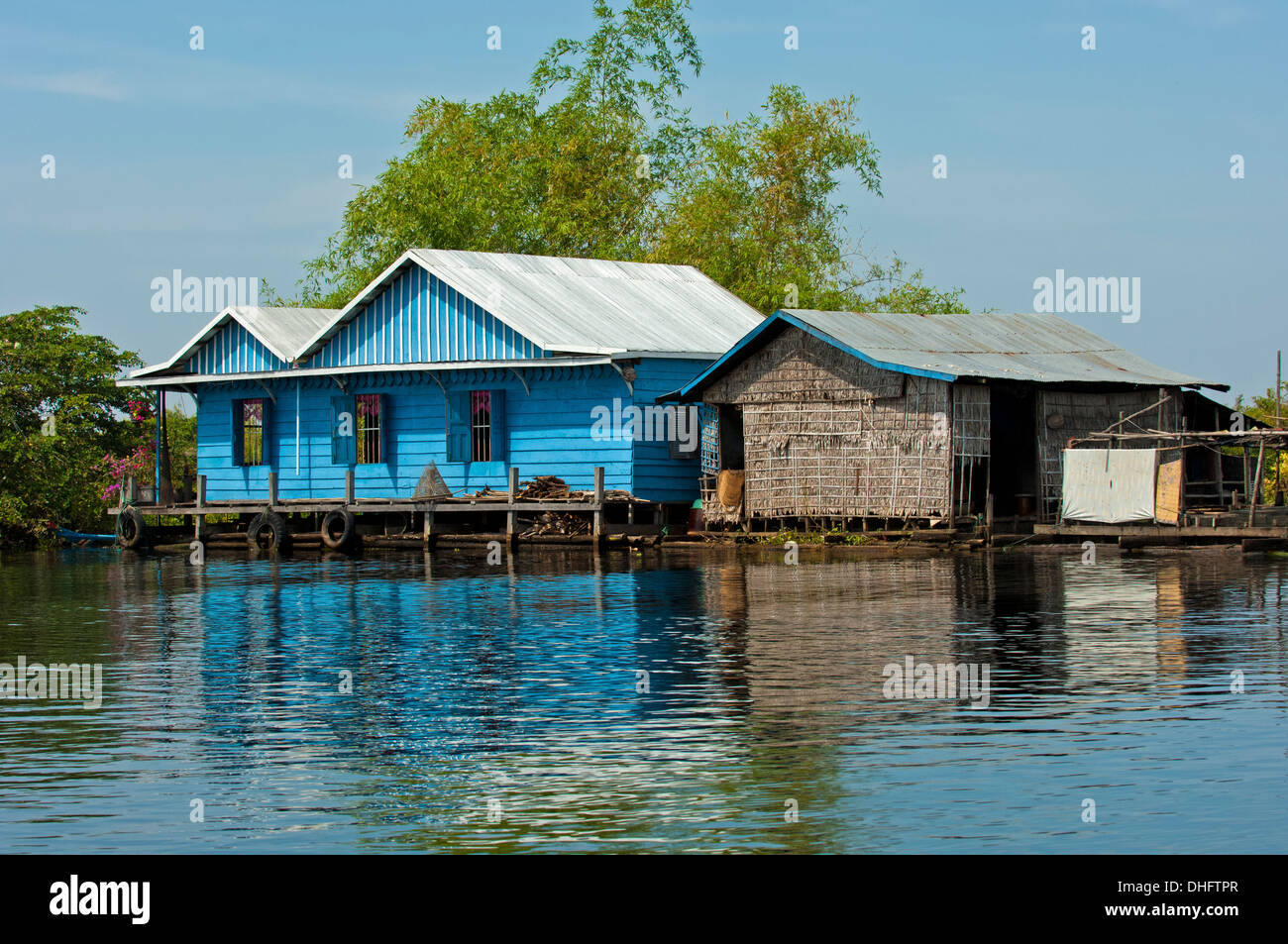 Wohnungen von einem schwimmenden Dorf auf dem Tonle Sap See, Kambodscha Stockfoto