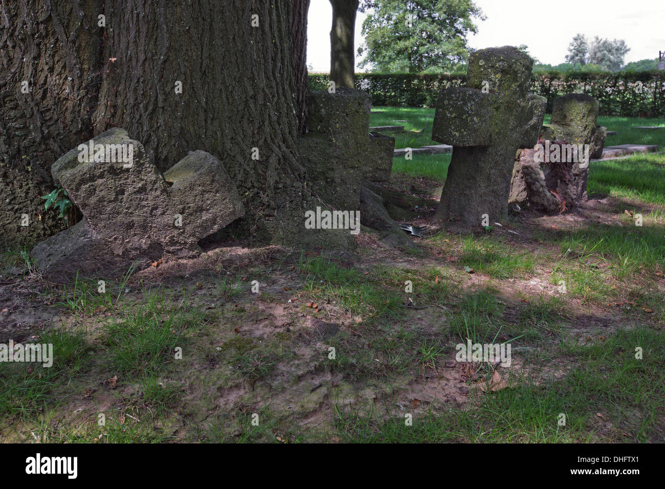 Krummen Kreuze auf dem deutschen Friedhof in Hooglede Stockfoto