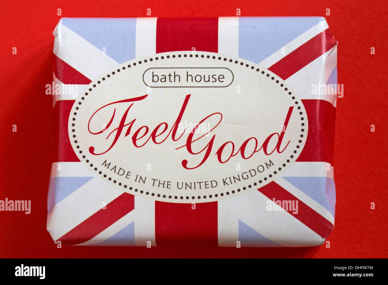 Bad Haus Feel Good Bar Seife Made im Vereinigten Königreich auf rotem Hintergrund isoliert Stockfoto