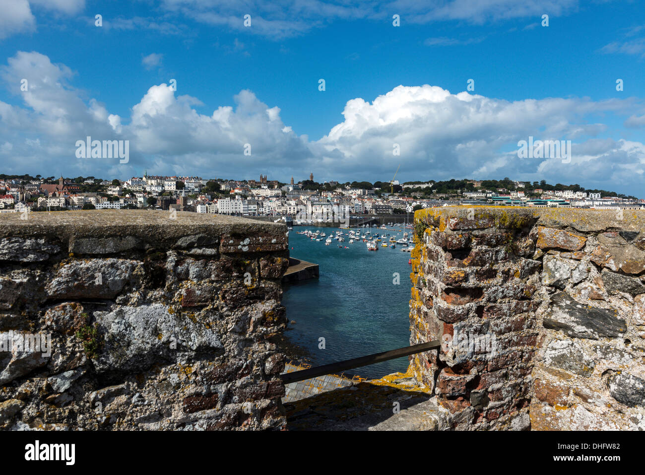 St Peter Port angesehen von den Zinnen des Castle Cornet, GUERNSEY, Channel Islands Stockfoto