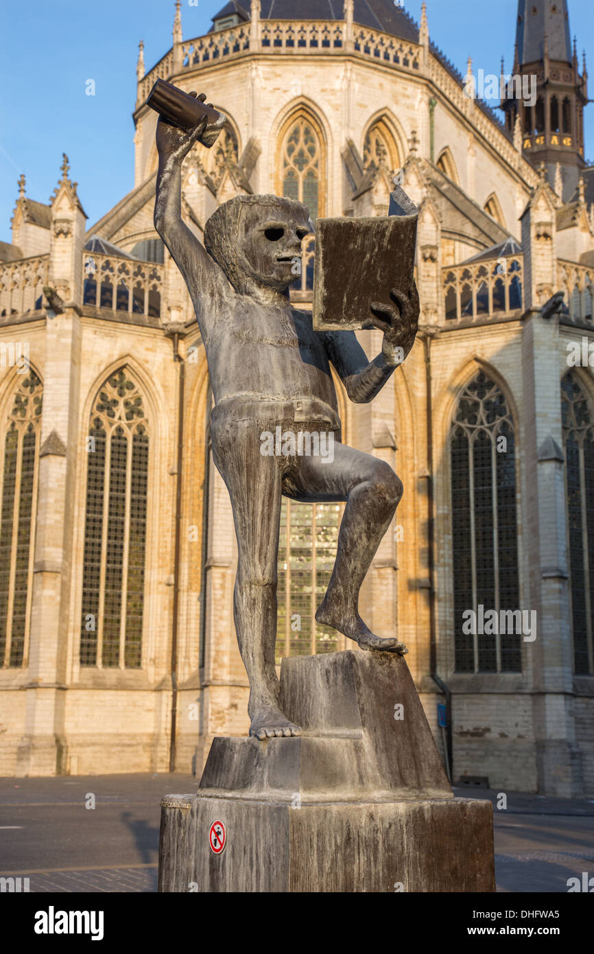 Leuven - ist Brunnen der Weisheit oder "Fonske" eine Statue als Symbol des Lebens der Schüler des Bildhauers Jef Claerhout ist Stockfoto