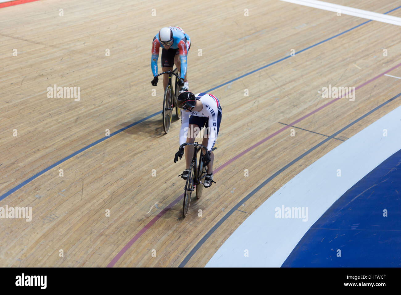 Matthew Crampton (GBR) führt Peter Lewis (JAY) in Mens Sprint 1/8 Finale Manchester 2013. Stockfoto