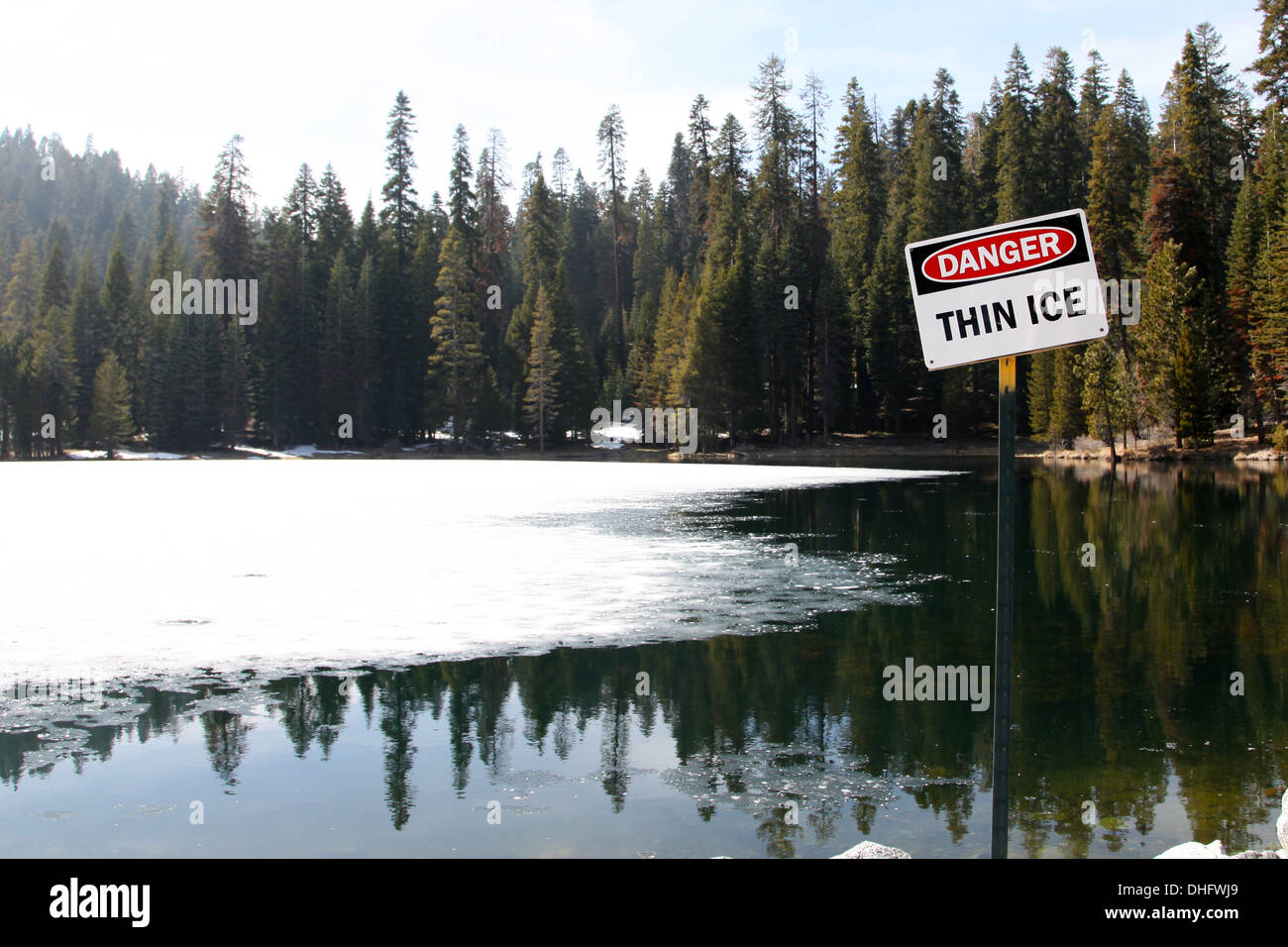 Dünnes Eis Gefahrenzeichen auf einem halb zugefrorenen See außerhalb Montecito Sequoia Lodge, Sequoia Nationalpark, Kalifornien, USA. Stockfoto