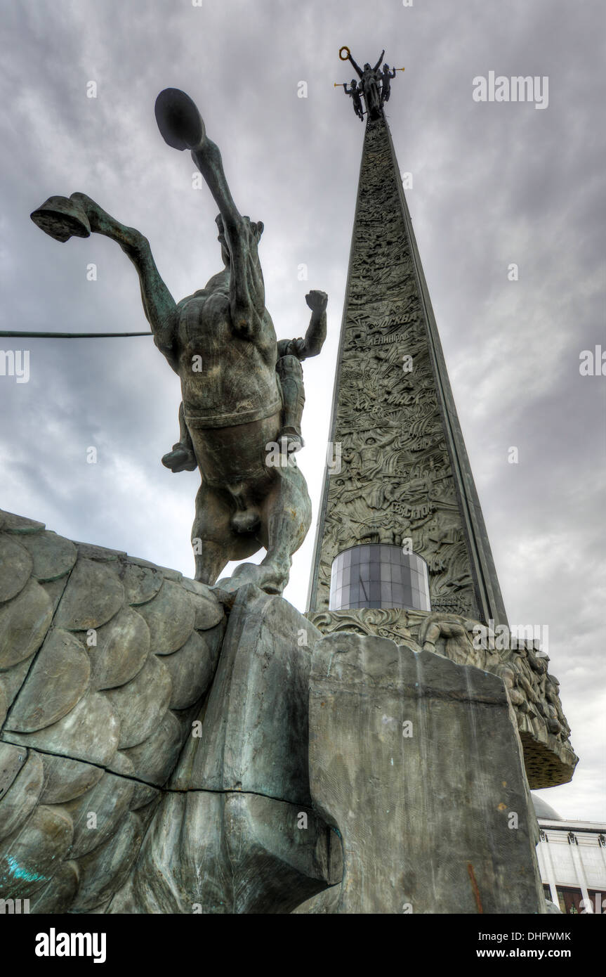 Poklonnaja Obelisk, im Park des Sieges, Moskau, Russland. Statue der Nike auf der Oberseite mit Saint George slaying einen Drachen unten. Commem Stockfoto