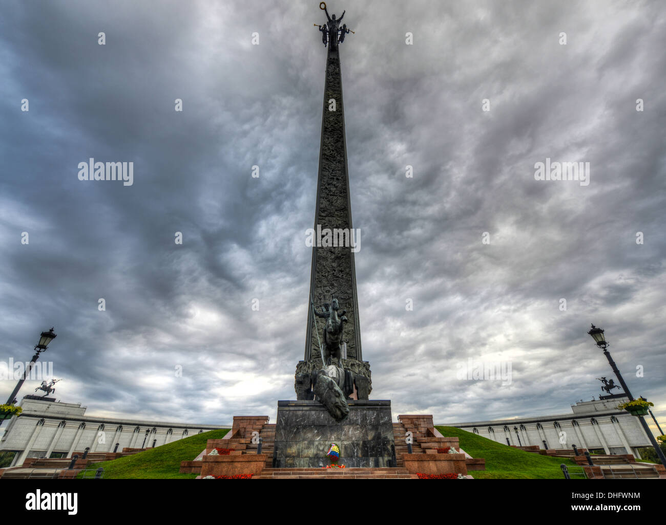 Poklonnaja Obelisk, im Park des Sieges, Moskau, Russland. Statue der Nike auf der Oberseite mit Saint George slaying einen Drachen unten. Commem Stockfoto