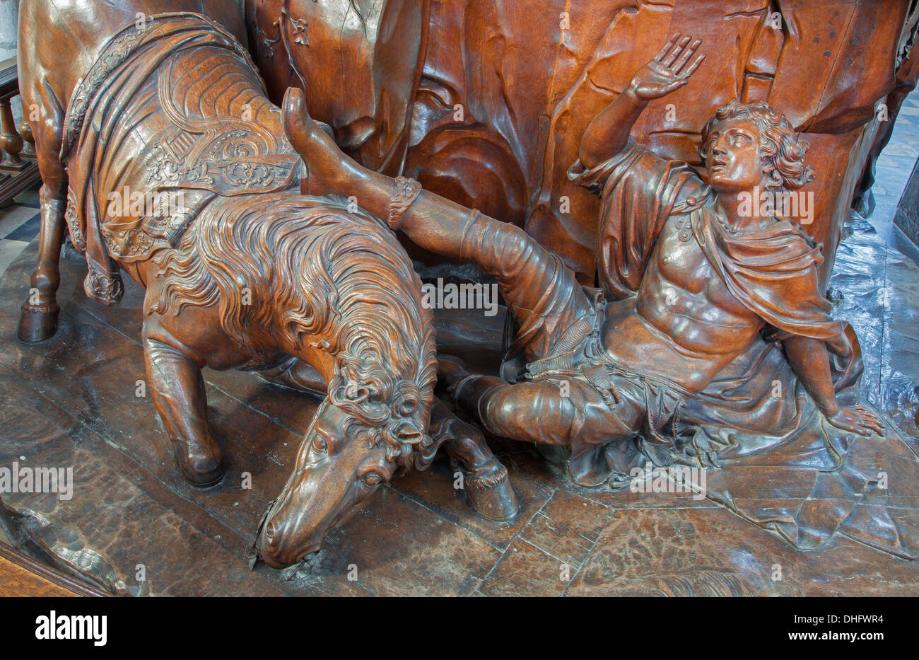 LEUVEN, Belgien - SEPTEMBER 3: Geschnitzte Skulptur der Bekehrung des Apostels Paulus in St. Peters Dom Stockfoto