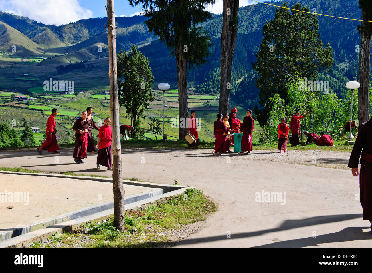 Gangte goemba, Mönche draußen mit Blick auf urstromtal an der Grenze zu Schwarzen Berge, Jigme Singye Wangchuck National Park Stockfoto