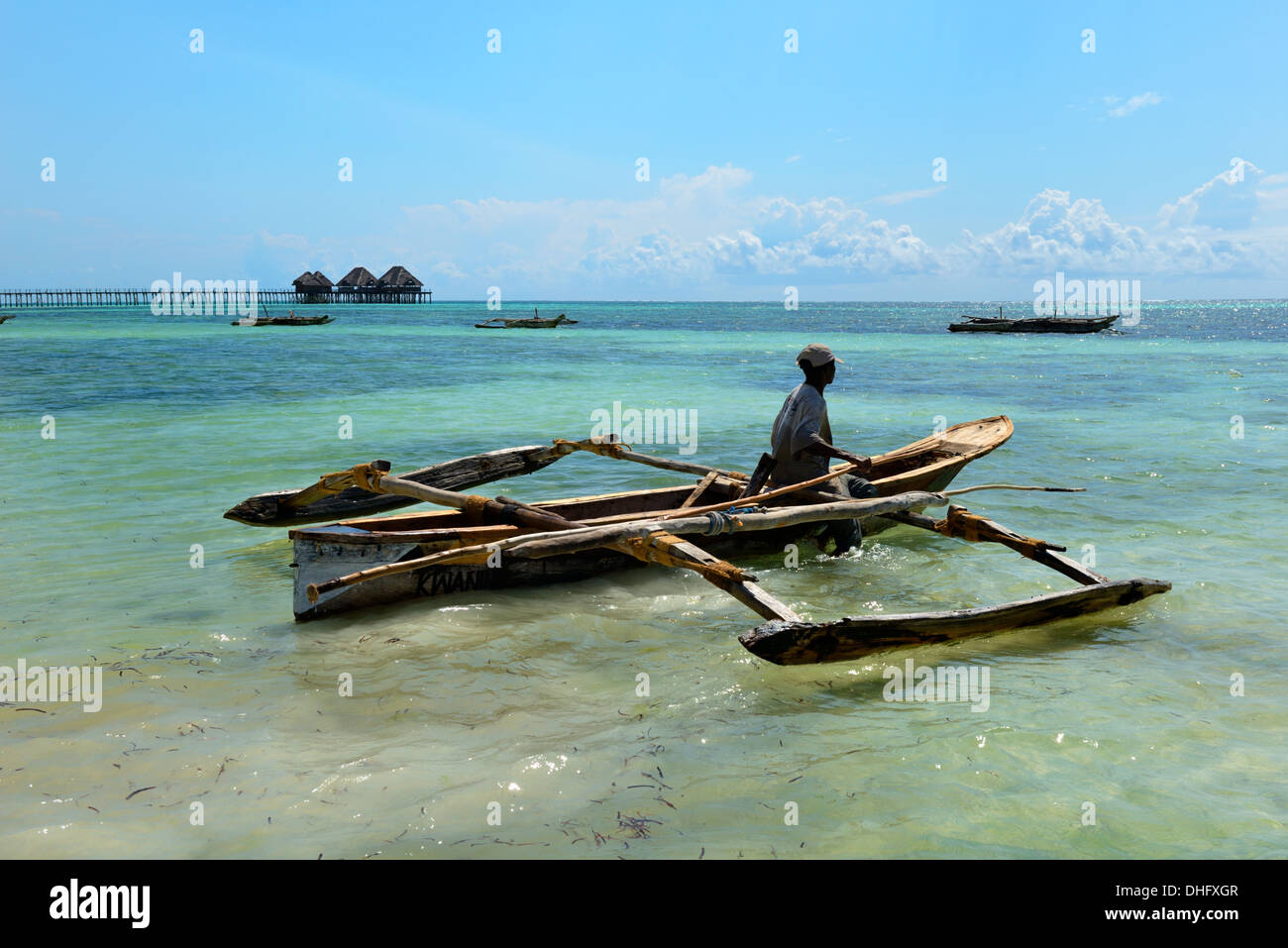 Fischer und traditionellen Dhau-Boot, Bwejuu Strand, Indischer Ozean, Sansibar, Tansania, Ostafrika Stockfoto