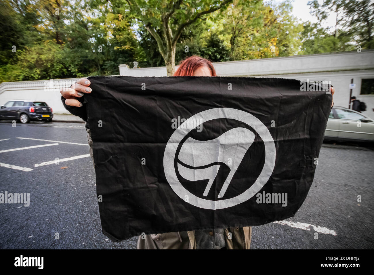 London, UK. 9. November 2013. Antifaschistischer Demonstrant die NBU-Demo vor der griechischen Botschaft in London. Bildnachweis: Guy Corbishley/Alamy Live-Nachrichten Stockfoto