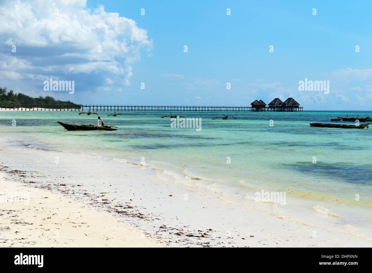 Hotel Steg und traditionellen Dhow-Boote, Indischer Ozean, Strand Bwejuu, Zanzibar, Tansania, Eest Afrika Stockfoto