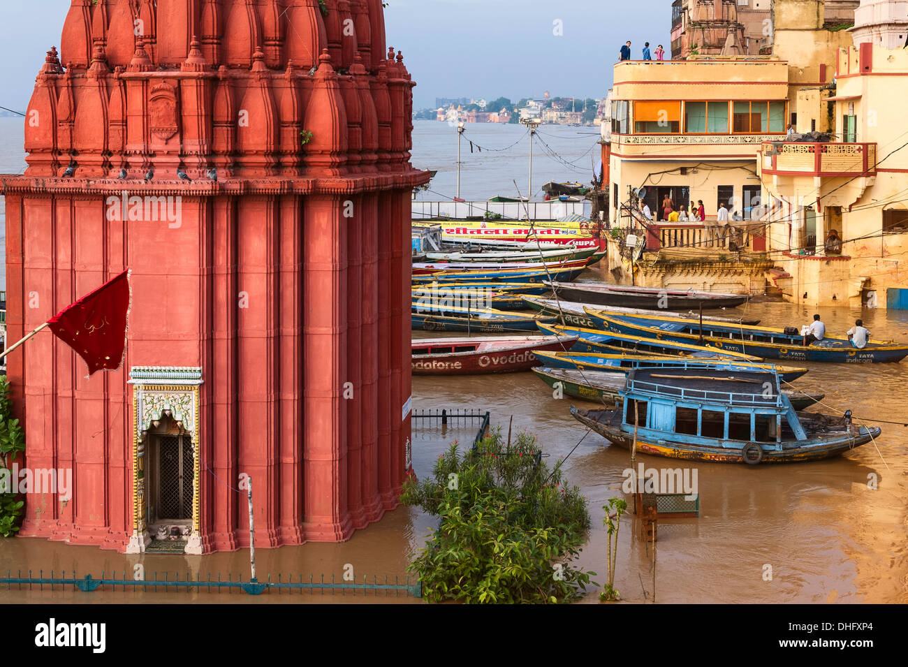 Gestrandete Hindu-Pilger warten Fluten des Ganges nach Monsun Sturm in Varanasi, Indien abklingen. Stockfoto