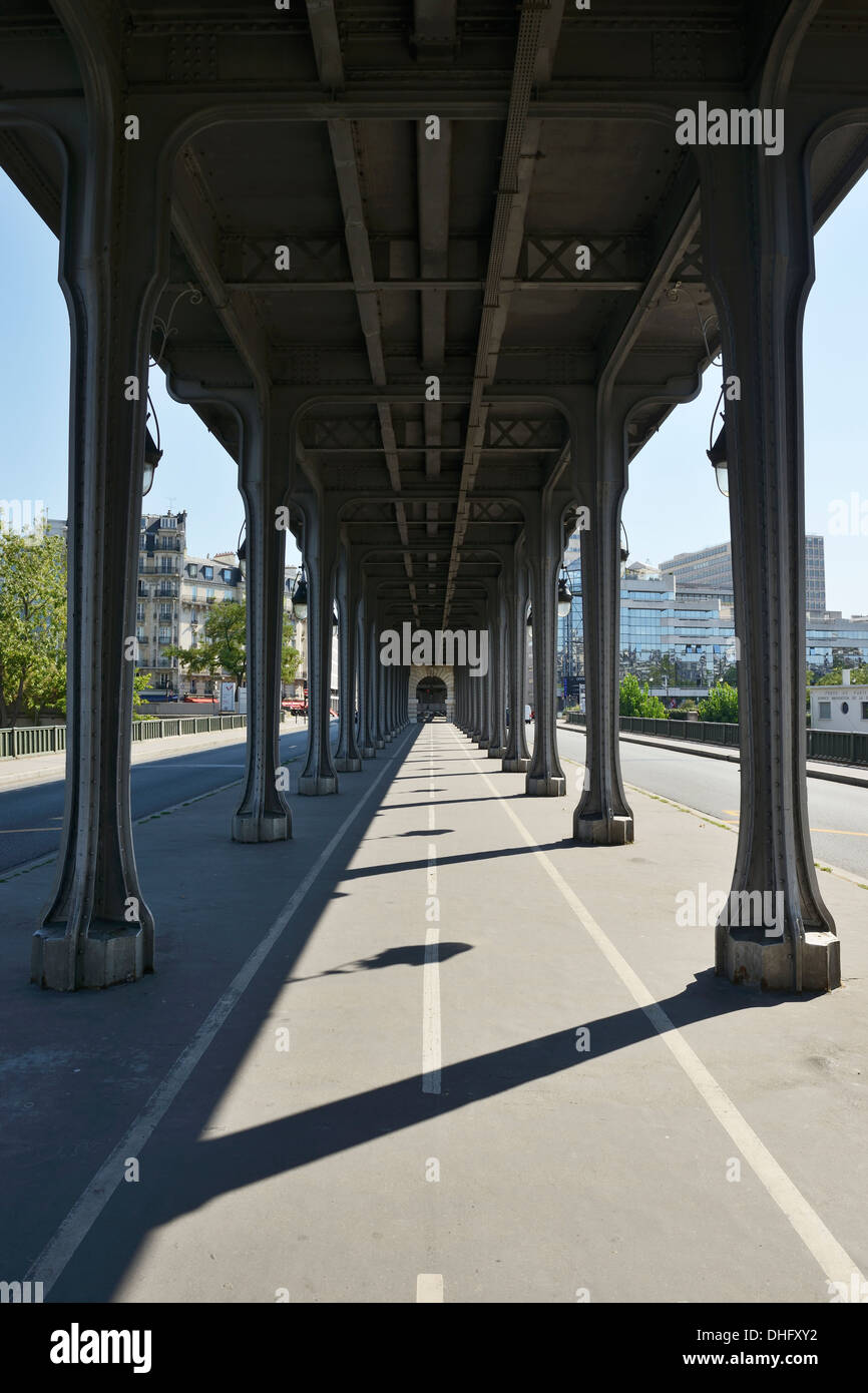Ein Radweg entlang des Bir-Hakeim-Viadukts in Paris, Frankreich, Europa. Stockfoto