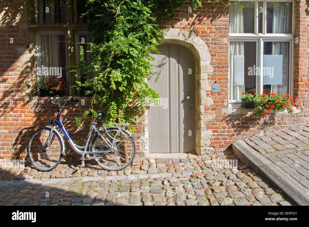 Leuven - Fahrrad vor Ziegelhaus Stockfoto
