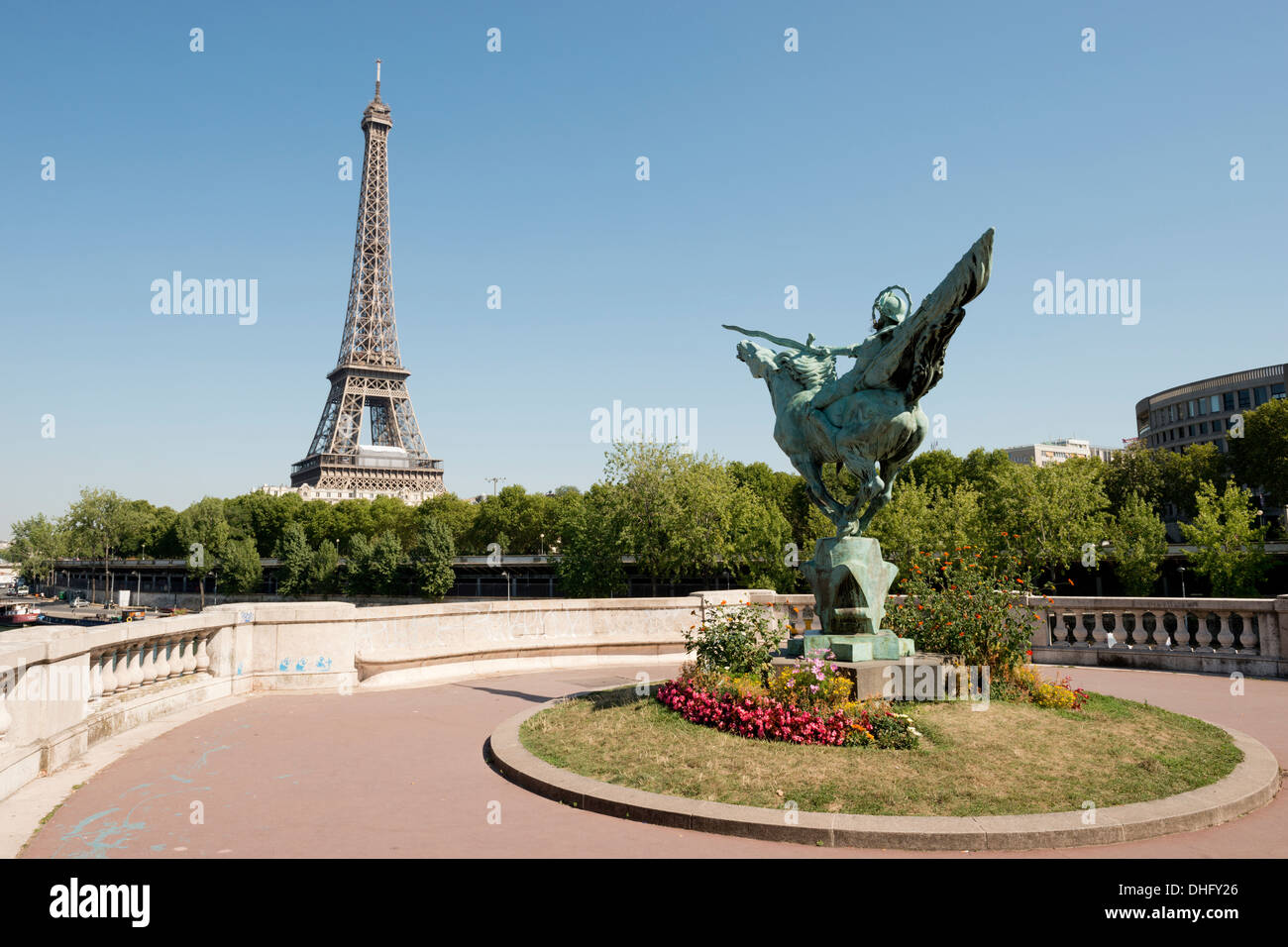Die Statue eine Reiterin auf dem Bir-Hakeim Viadukt mit dem Eiffelturm in der Ferne. Paris, Frankreich, Europa. Stockfoto