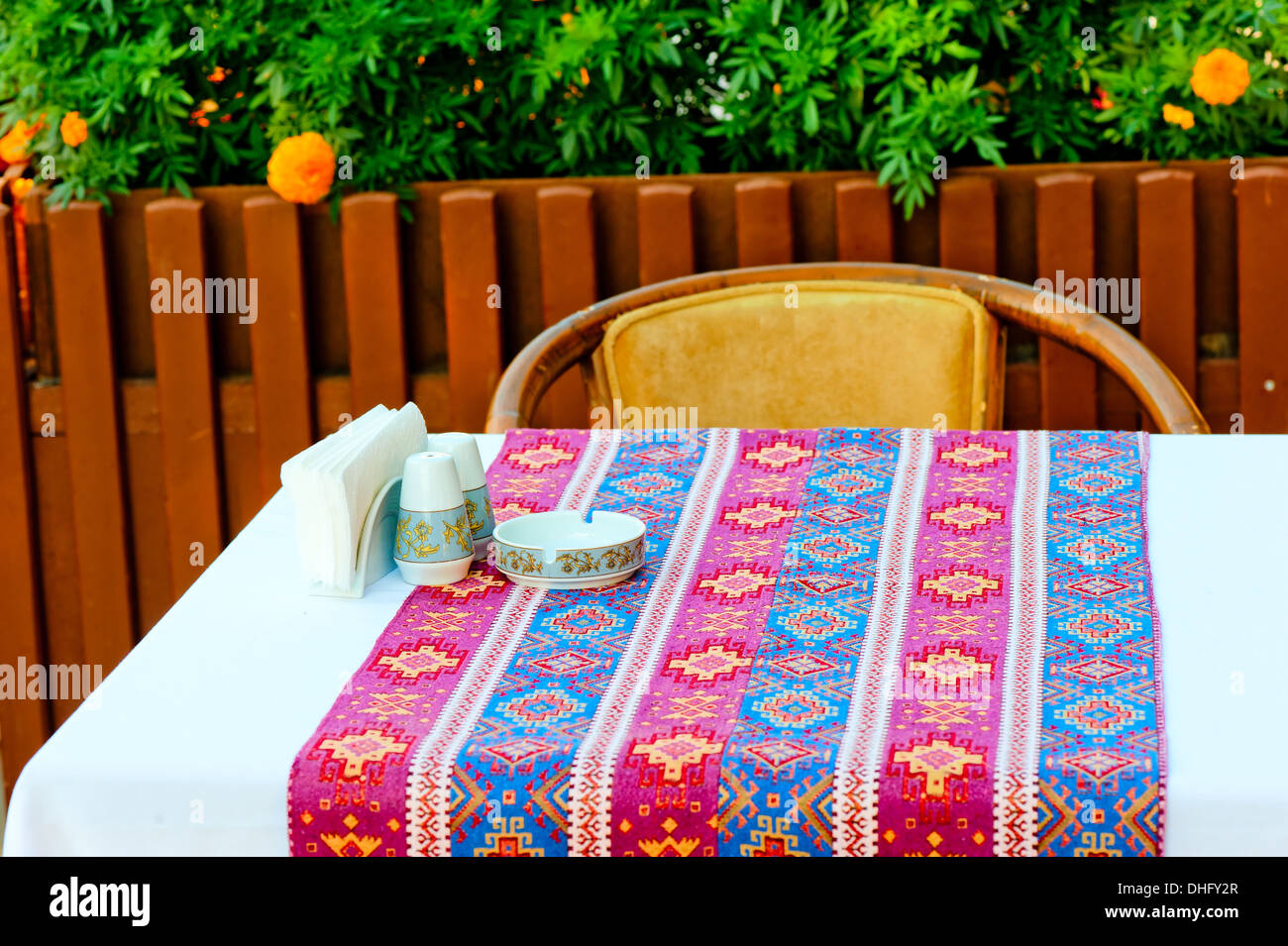 eine Tabelle mit einem Tuch mit orientalischen Mustern bedeckt Stockfoto