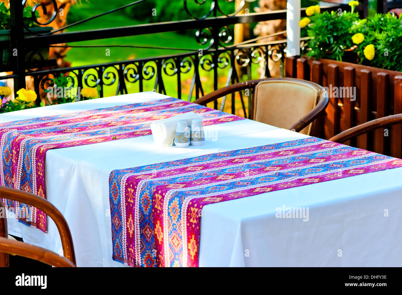 Tisch mit einer Tischdecke in ein Restaurant mit türkischen ornament Stockfoto
