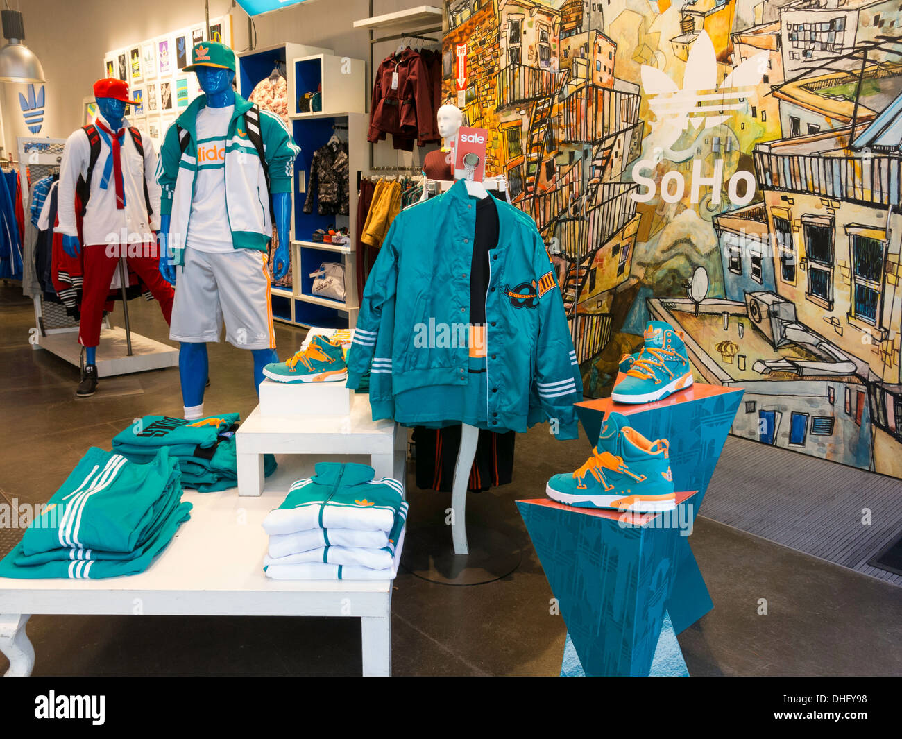 Sportliche Kleidung Display, Adidas Store, SoHo, NYC, USA Stockfoto