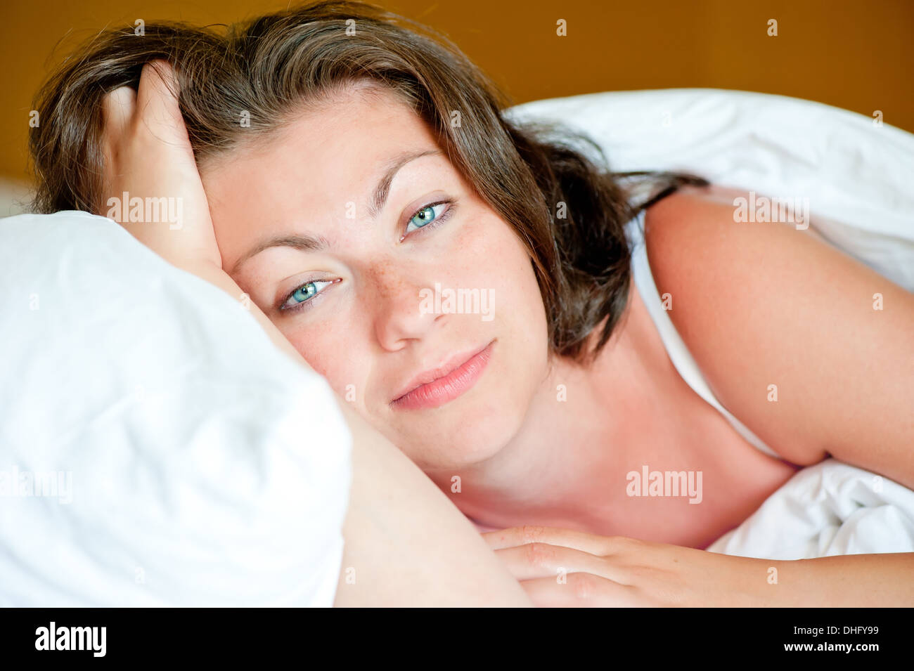 Porträt eines schönen Mädchens ist im Bett am Morgen aufgewacht Stockfoto