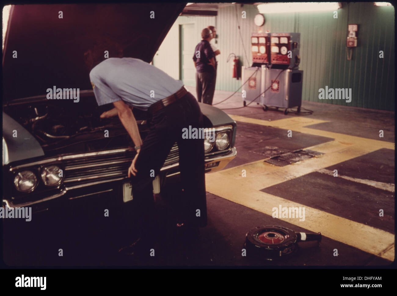 Ein Auto eines Autofahrers hat den Kohlenmonoxid- und Kohlenwasserstoffemissionstest zum zweiten Mal nicht bestanden, was die anhaltende Frage der Fahrzeugemissionen und der Umweltvorschriften verdeutlicht. Stockfoto