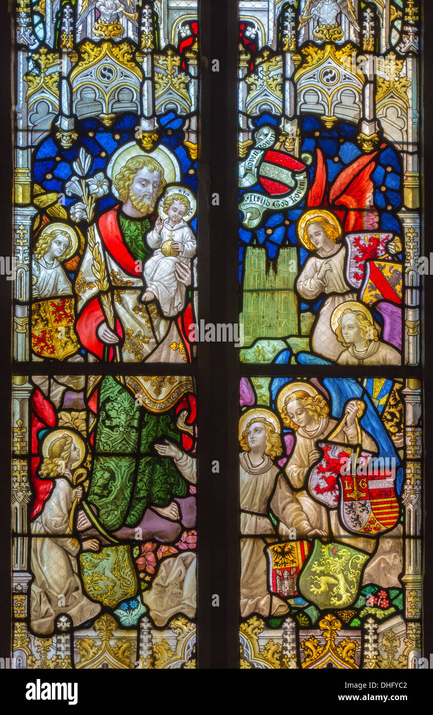 LEUVEN, Belgien - SEPTEMBER 3: St. Joseph von Fensterscheibe im st. Antonius-Kirche aus dem 19. Jhdt. Stockfoto
