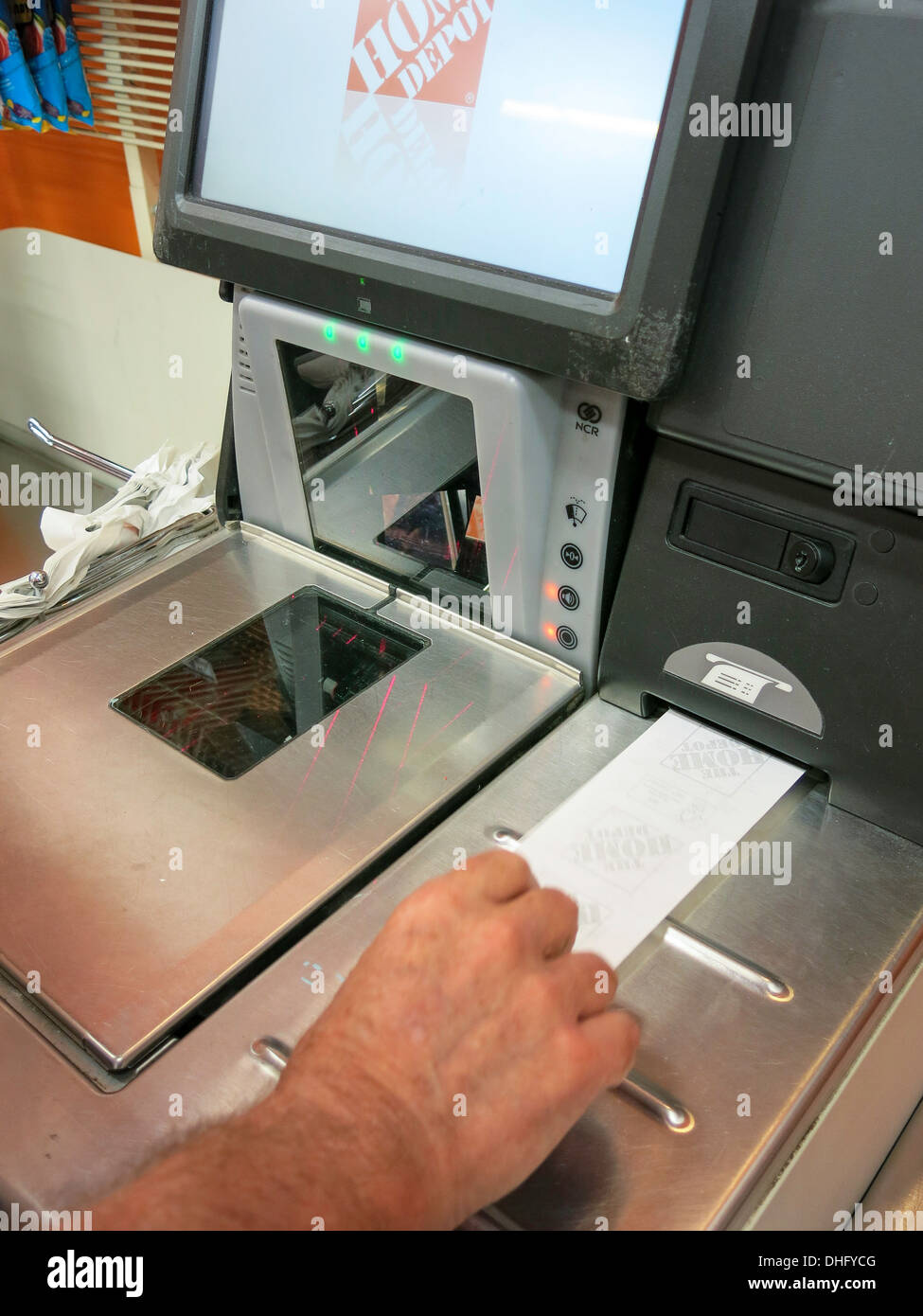 Man verwendet automatisierte Self Check-Out, Home Depot, NYC, USA Stockfoto
