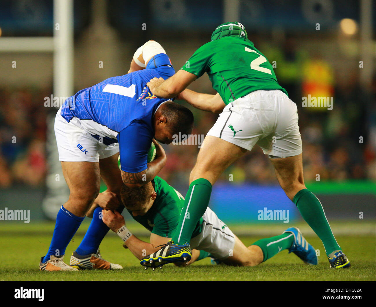 Dublin, Irland. 9. November 2013. Sakaria Taulafo (Samoa) von Paddy Jackson (Irland) und Rory Best (Irland) im Herbst International Spiel zwischen Irland und Samoa aus dem Aviva Stadion in Angriff genommen wird. Bildnachweis: Aktion Plus Sport/Alamy Live-Nachrichten Stockfoto