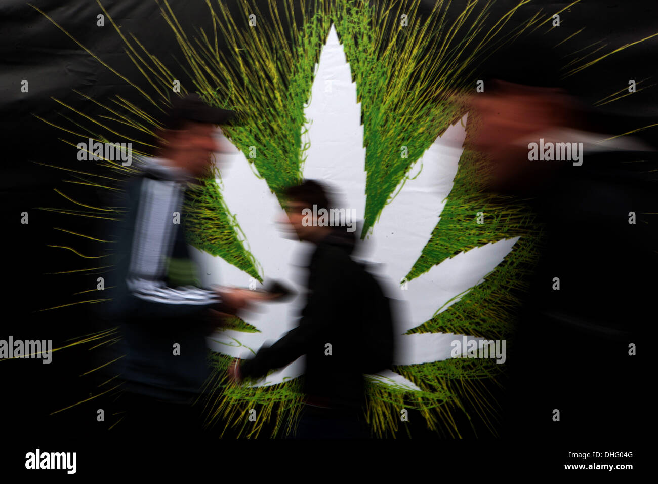 Hanf Fair. Leute, die an Werbung vorbeigehen, sehen aus wie ein Cannabisblatt Stockfoto