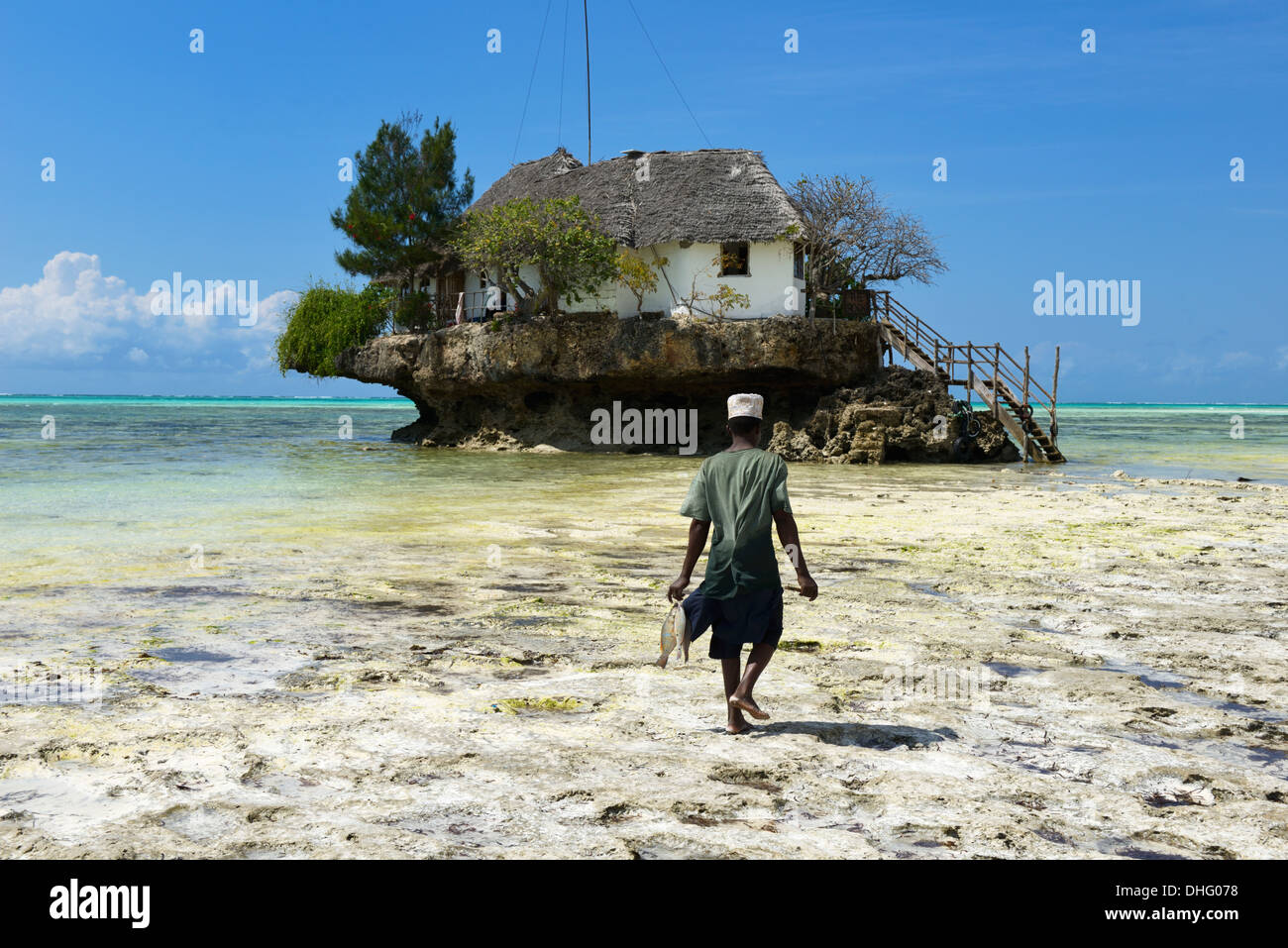 Angler mit Fisch, The Rock Restaurant, Bwejuu Strand, Indischer Ozean, Sansibar, Tansania, Ostafrika Stockfoto