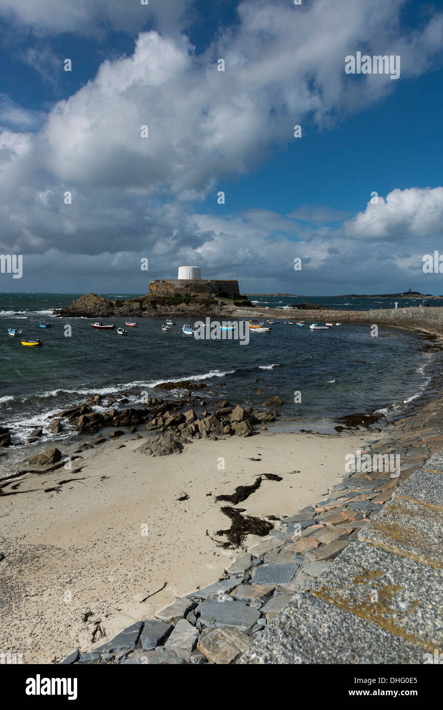 Fort Grey, umgangssprachlich als "Tasse und Untertasse', Rocquaine Bay in St. Peter, Guernsey, Channel Islands bekannt Stockfoto