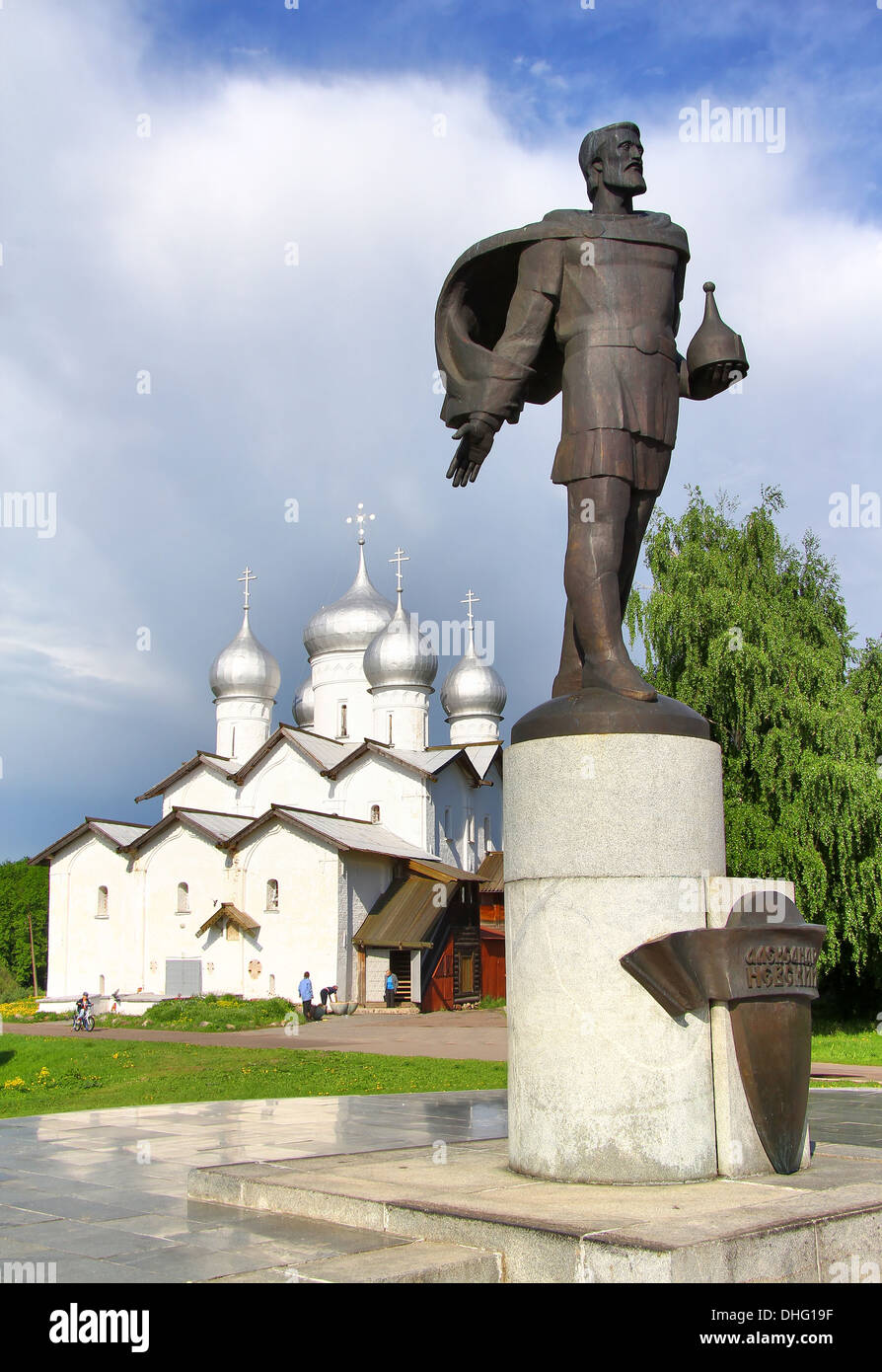 Statue von Alexander Nevsky und Kirche von Boris und Gleb am Ufer des Volhov Flusses in Weliki Nowgorod, Russland Stockfoto
