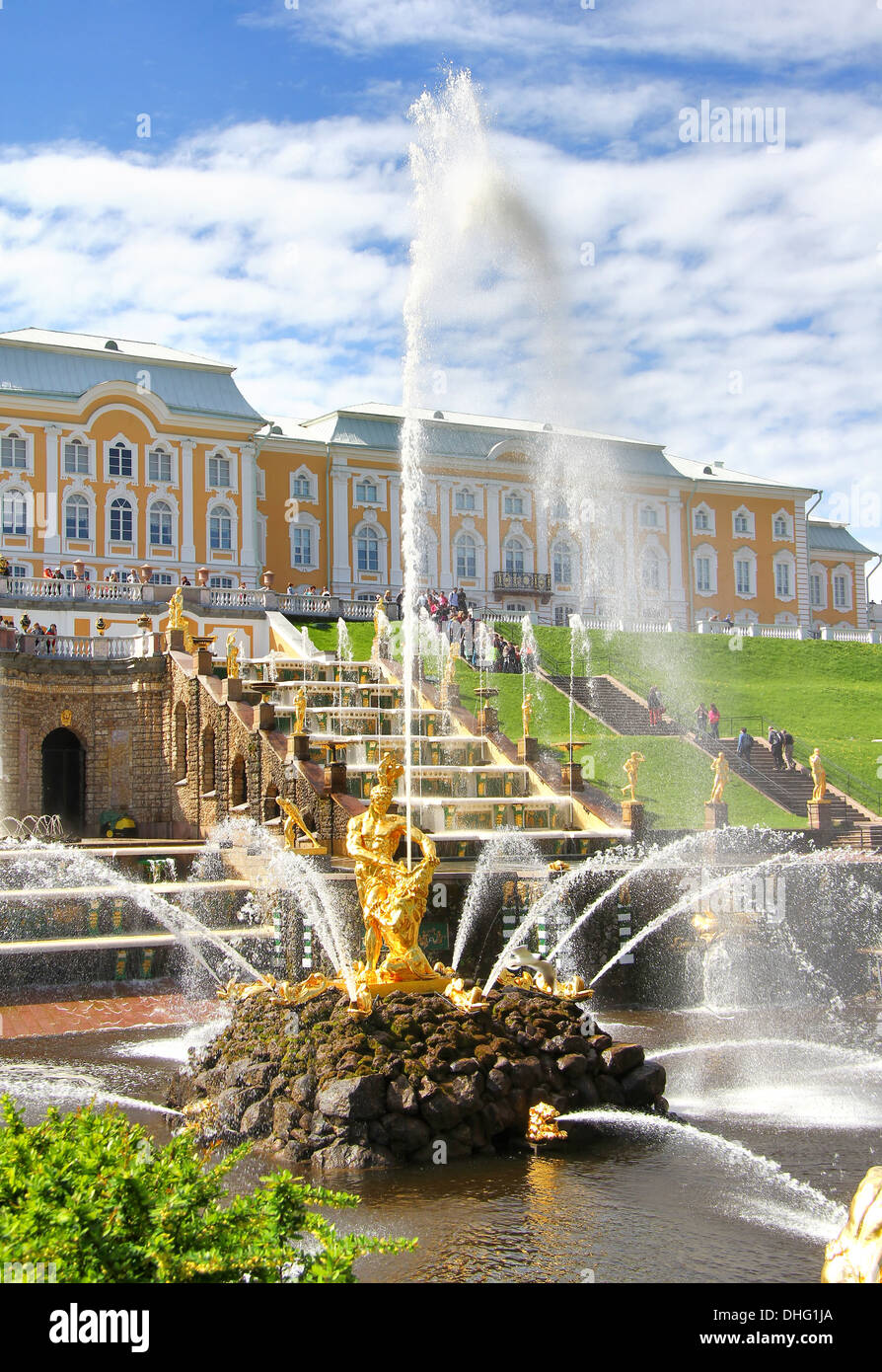 Samson-Brunnen, der die große Kaskade in Peterhof Palast, Russland Stockfoto