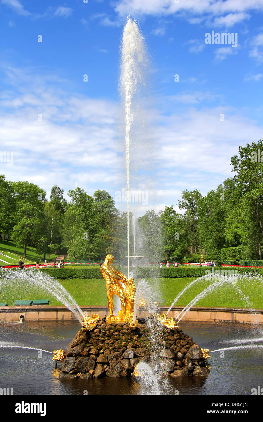 Samson-Brunnen, der die große Kaskade in Peterhof Palast, Russland Stockfoto