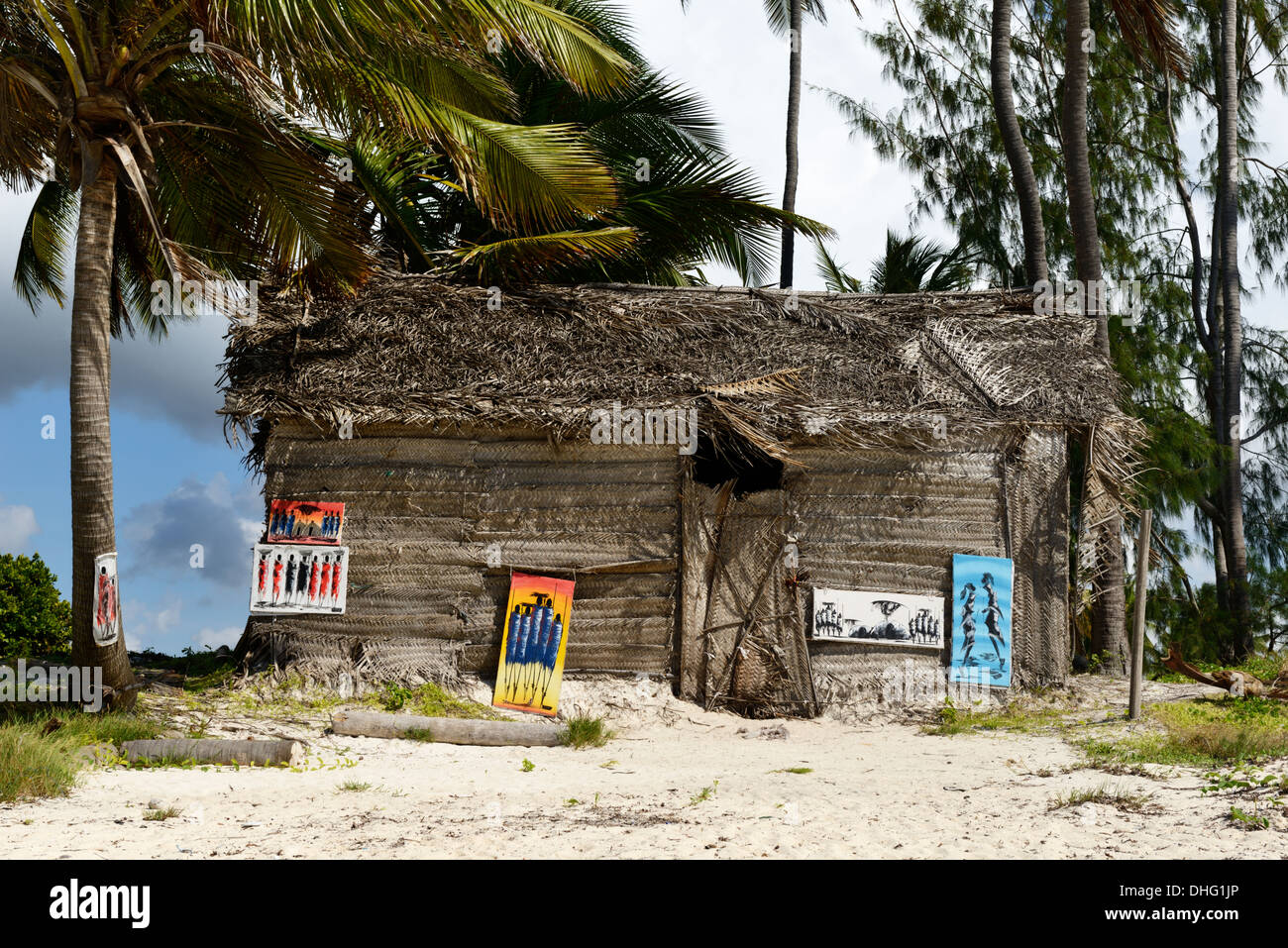 Afrikanische Kunst für den Verkauf von traditionellen Makuti Hütten am Strand Bwejuu, Zanzibar, Tansania, Ostafrika Stockfoto