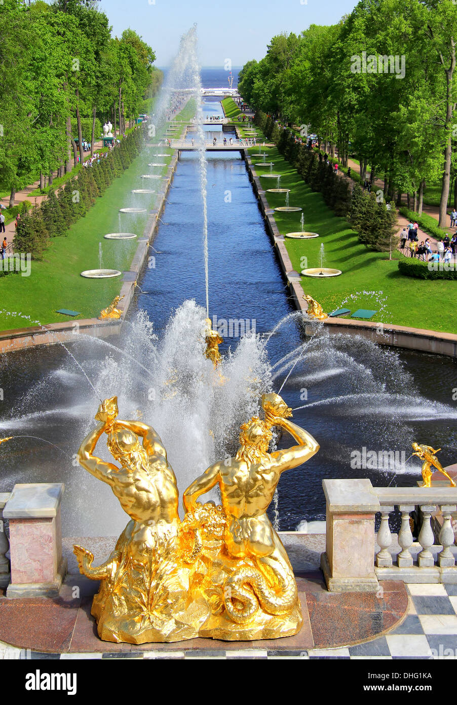Die große Kaskade und Kanal in Peterhof Palace, Saint Peresburg, Russland Stockfoto