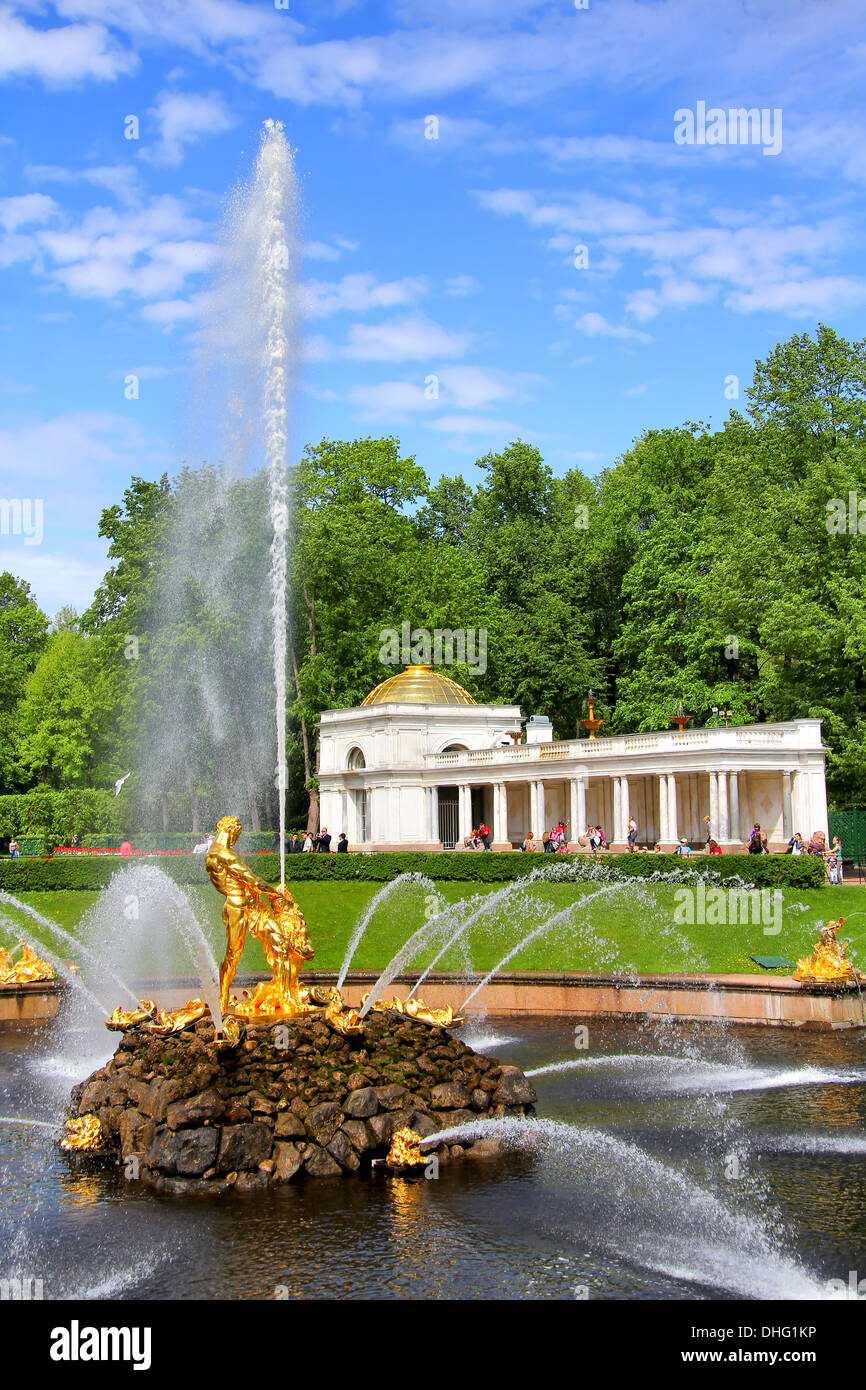 Samson-Brunnen, der die große Kaskade im Peterhof-Palast, St. Petersburg, Russland Stockfoto